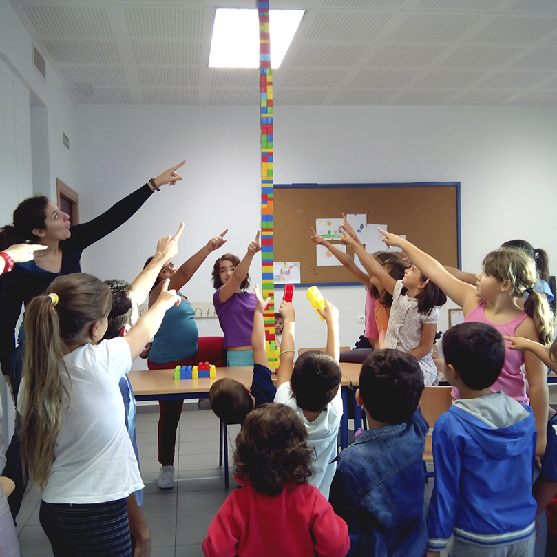 Niños en actividad extraescolar. Trabajo en equipo. 